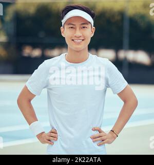 Portrait de face de l'entraînement de joueur de tennis pour la compétition sur le court, l'apprentissage de jeu de sport pour la forme physique et l'exercice de sport pour la santé en été. Asiatique Banque D'Images