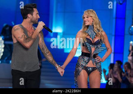 Adam Levine, de Maroon 5, tient les mains du modèle Anne V lorsqu'elle marche sur la piste lors du Secret Fashion Show 2011 de Victoria à l'avenue Lexington A. Banque D'Images