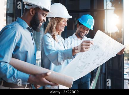 Architecture, construction avec un architecte, un ingénieur et un concepteur travaillant en équipe et lisant un plan. Travail d'équipe, collaboration et de Banque D'Images