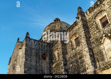 L'imposant temple en pierre de San José contre un ciel bleu à Campeche, Mexique Banque D'Images