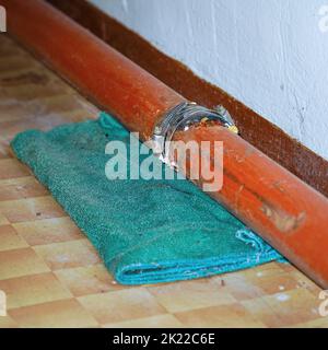 Fixer le raccord sur un tuyau d'eau qui fuit. Mise au point sélective Banque D'Images