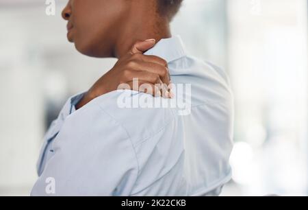 Femme d'entreprise et douleur d'épaule blessure inflammation et mal de dos avec la vue de dos. Personne d'affaires avec la chiropractie de troubles tenant muscle t Banque D'Images