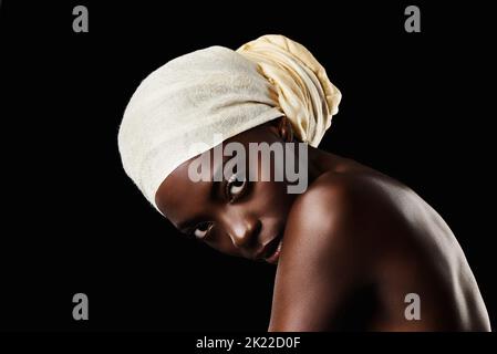 Une vraie beauté. Portrait studio d'une belle femme portant un foulard sur fond noir Banque D'Images