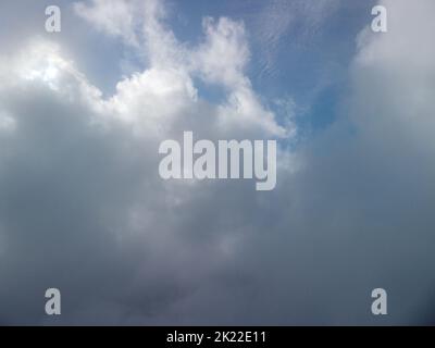 Vue aérienne.Le drone survole des nuages brumeux et moelleux.Soleil bleu ciel et brouillard marin.Résumé nature aérienne été océan coucher de soleil mer et ciel fond Banque D'Images