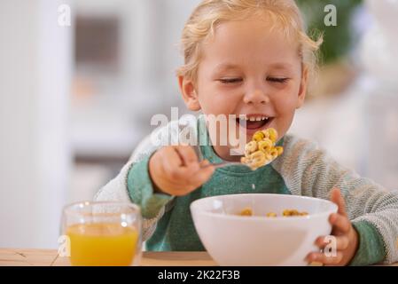 Heure du petit déjeuner. Une petite fille mignonne qui prend le petit déjeuner à la maison. Banque D'Images