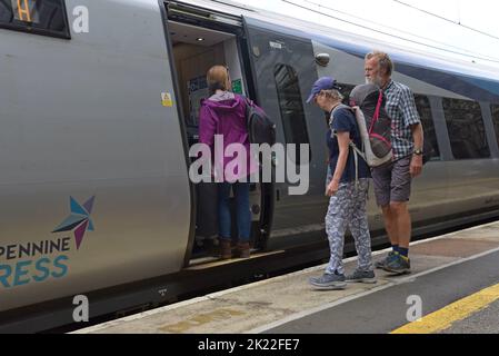 Les passagers qui montent et descendez d'un train Trans Pennine Express Class 397 Nova 2 à la gare de Penrith, Cumbria, Royaume-Uni, août 2022 Banque D'Images