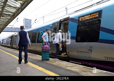 Les passagers qui montent et descendez d'un train Trans Pennine Express Class 397 Nova 2 à la gare de Penrith, Cumbria, Royaume-Uni, août 2022 Banque D'Images