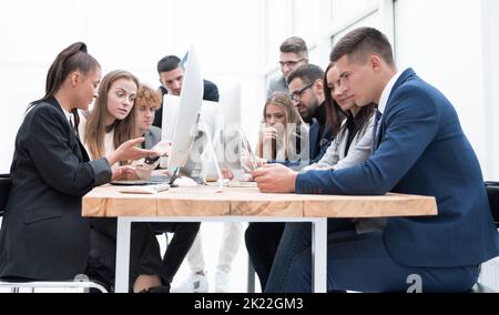 groupe d'employés discutant des informations qui arrivent au bureau Banque D'Images