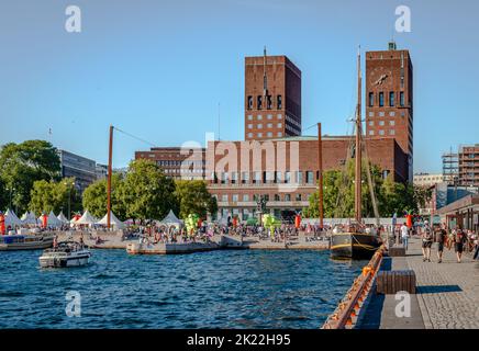 Oslo, Norvège - 13 août 2022 : l'hôtel de ville d'Oslo et la place de l'hôtel de ville vus depuis le front de mer pendant un après-midi ensoleillé. Banque D'Images