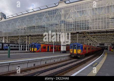 Classe 455 South Western Railway trains aux quais de la gare de Waterloo, Londres, Royaume-Uni Banque D'Images