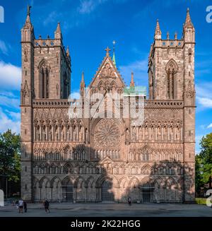 Trondheim, Norvège - 19 août 2022 : façade ouest de la cathédrale de Nidaros, restaurée en 1905-1983. Banque D'Images