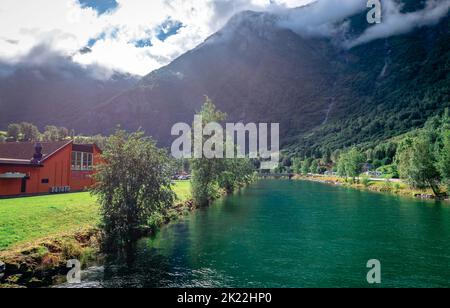 Rivière Flåmselvi (ou Moldåni) dans le comté de Vestland, en Norvège. Lorsqu'il atteint le village de Flåm, il se jette dans le fjord d'Aurlandsfjord. Photo prise à Flåm. Banque D'Images