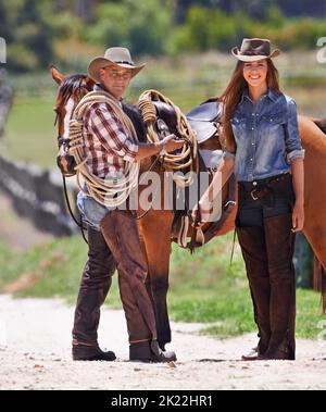 Celui qui a dit de l'argent ne peut pas acheter le bonheur, n'a jamais possédé un cheval. ranch mains et un cheval Banque D'Images