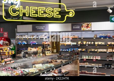 Comptoir à fromage et fromages à vendre dans un supermarché Woolworths à Avalon Beach, Sydney, Nouvelle-Galles du Sud, Australie Banque D'Images