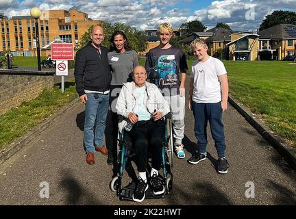 Photo du dossier datée du 01/10/21 d'une photo non datée de Nadine Brower qui rend visite à son père, Eddie, avec son partenaire Daryl et ses enfants Blake et Zaine. Nadine tiendra le Marathon de Londres pour le Royal Hospital for Neuro-Disability, à Putney, dans le sud-ouest de Londres, qui a permis à son père de retrouver sa santé. Une femme doit prendre le marathon de Londres pour une deuxième fois, au nom d'une association caritative qu'elle a utilisé pour offrir des cadeaux à chaque Noël en tant qu'enfant grâce à son père 'strong'. Nadine Brower, 45 ans, de Tring, Hertfordshire, a pris pour la première fois le marathon de Londres l'année dernière pour recueillir des fonds pour le Royal Ho Banque D'Images