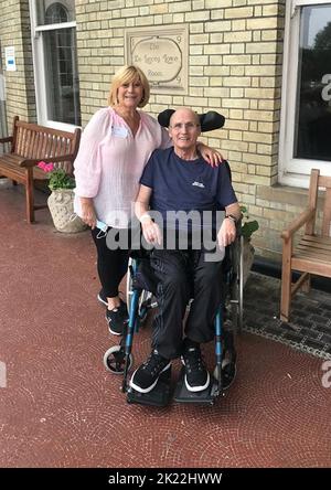 Photo du dossier datée du 01/10/21 de la photo non datée de la photo non datée de la photo non datée de Eddie Brower avec sa femme Hazel. Leur fille Nadine Brower sera en train de courir le Marathon de Londres pour le Royal Hospital for Neuro-Disability, à Putney, dans le sud-ouest de Londres, qui a nourri son père, Eddie, à la santé. Nadine tiendra le Marathon de Londres pour le Royal Hospital for Neuro-Disability, à Putney, dans le sud-ouest de Londres, qui a permis à son père de retrouver sa santé. Une femme doit prendre le marathon de Londres pour une deuxième fois, au nom d'une œuvre caritative qu'elle a utilisé pour offrir des cadeaux à chaque Noël comme enfant t Banque D'Images