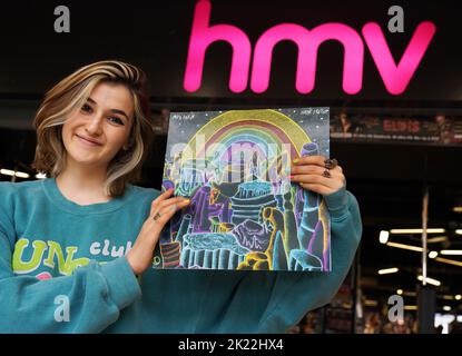 UTILISATION ÉDITORIALE SEULEMENT India Arkin apparaît dans un magasin hmv à Newcastle dans le cadre du lancement de son nouveau label, 1921 records, en prévision de la Journée nationale de l'album, samedi 15 octobre. Date de publication : jeudi 22 septembre 2022. Banque D'Images
