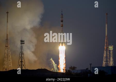 La fusée Soyouz MS-22 est lancée à la Station spatiale internationale avec l'astronaute de l'expédition 68 Frank Rubio de la NASA, et les cosmonautes Sergey Prokopyev et Dmitri Petelin de Roscosmos à bord, le mercredi 21 septembre 2022, du cosmodrome de Baikonour au Kazakhstan. Rubio, Prokopyev et Petelin passeront environ six mois sur le complexe orbital et retourneront sur Terre en mars 2023. Photo de Bill Ingalls/NASA via CNP/ABACAPRESS.COM Banque D'Images