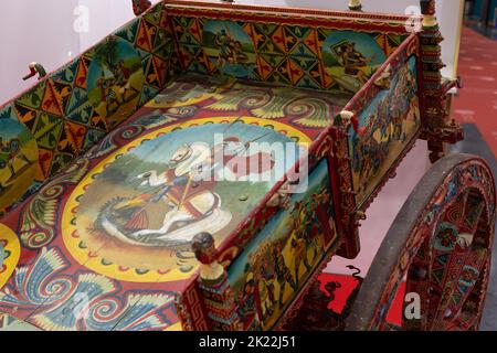 Chariot sicilien véhicule tiré par des chevaux utilisé pour le transport de marchandises, décoré avec des peintures simples représentant des faits historiques, des aventures et des batailles. Banque D'Images