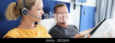 Famille de blogueurs indépendants travaillant sur ordinateur portable tout en étant allongé dans le lit Banque D'Images