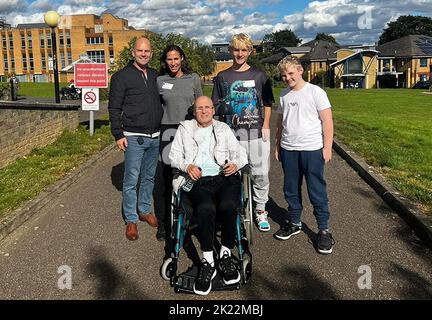 Photo du dossier datée du 01/10/21 d'une photo non datée de Nadine Brower qui rend visite à son père, Eddie, avec son partenaire Daryl et ses enfants Blake et Zaine. Nadine tiendra le Marathon de Londres pour le Royal Hospital for Neuro-Disability, à Putney, dans le sud-ouest de Londres, qui a permis à son père de retrouver sa santé. Une femme doit prendre le marathon de Londres pour une deuxième fois, au nom d'une association caritative qu'elle a utilisé pour offrir des cadeaux à chaque Noël en tant qu'enfant grâce à son père 'strong'. Nadine Brower, 45 ans, de Tring, Hertfordshire, a pris pour la première fois le marathon de Londres l'année dernière pour recueillir des fonds pour le Royal Ho Banque D'Images