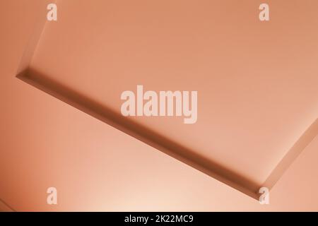 Arrière-plan architectural abstrait, fragment intérieur rose avec niche de plafond carrée Banque D'Images