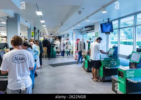 Woolworths supermarché à Sydney, les clients utilisent les machines à caisses libre-service pour régler leurs courses, Australie Banque D'Images