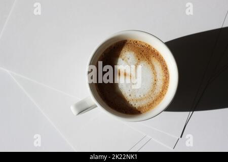 Cappuccino fraîchement préparé au Latte Art. Pause café. Maquette minimale de l'espace de travail. Banque D'Images