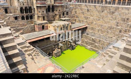 INDE, RAJASTHAN, DAUSA, juillet 2022, touriste à Chand Baori ou Abhaneri Stepwell construit pendant le 8th-9th siècle, Abhaneri Banque D'Images
