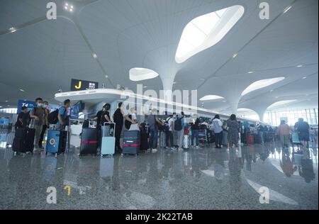 HANGZHOU, CHINE - 22 SEPTEMBRE 2022 - les passagers font la queue pour s'enregistrer dans le hall des départs de l'aéroport international de Hangzhou Xiaoshan III (terminal T Banque D'Images