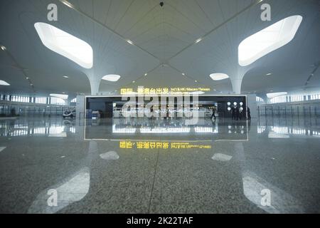 HANGZHOU, CHINE - 22 SEPTEMBRE 2022 - les passagers doivent passer la porte de départ pour les vols internationaux, Hong Kong, Macao et Taïwan à Hangzhou Xiaoshan Int Banque D'Images