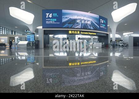 HANGZHOU, CHINE - 22 SEPTEMBRE 2022 - les passagers se préparent à attendre par la porte d'embarquement nationale du hall des départs de Hangzhou Xiaoshan Inter Banque D'Images