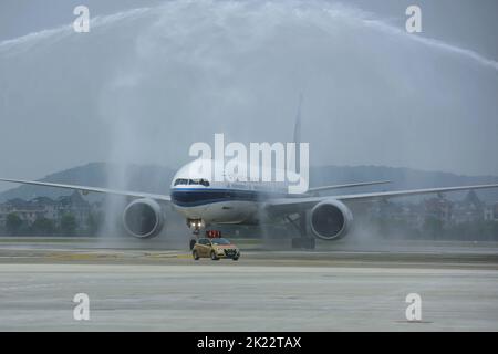 HANGZHOU, CHINE - 22 SEPTEMBRE 2022 - la phase III de l'aéroport international de Hangzhou Xiaoshan (T4) utilise la cérémonie du « Water Gate » pour accueillir le premier flig Banque D'Images