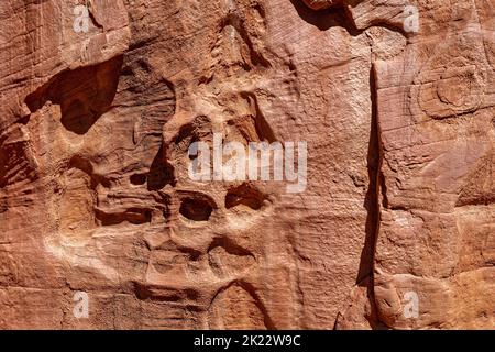 Une suggestion de visages (pareidolia) dans les modèles altérés d'un mur de roche dans le Grand Staircase-Escalante National Monument dans Utah, Etats-Unis Banque D'Images