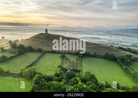 Vue depuis les airs d'un lever de soleil d'automne brumeux à Glastonbury Tor à Glastonbury, dans le Somerset. Crédit photo : Graham Hunt/Alamy Banque D'Images