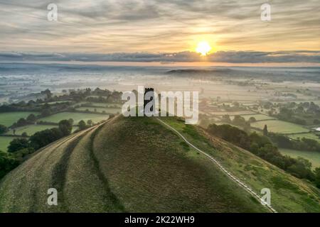 Vue depuis les airs d'un lever de soleil d'automne brumeux à Glastonbury Tor à Glastonbury, dans le Somerset. Crédit photo : Graham Hunt/Alamy Banque D'Images