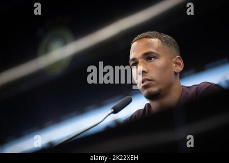 CLASSÉ - 21 septembre 2022, Hessen, Francfort-sur-le-main: Football: Équipe nationale, Allemagne, Ligue des Nations, avant les jeux contre la Hongrie et l'Angleterre, campus du DFB, conférence de presse: Thilo Kehrer parle. Photo: Sebastian Gollnow/dpa - NOTE IMPORTANTE: Conformément aux exigences du DFL Deutsche Fußball Liga et du DFB Deutscher Fußball-Bund, il est interdit d'utiliser ou d'utiliser des photos prises dans le stade et/ou du match sous forme de séquences d'images et/ou de séries de photos de type vidéo. Banque D'Images