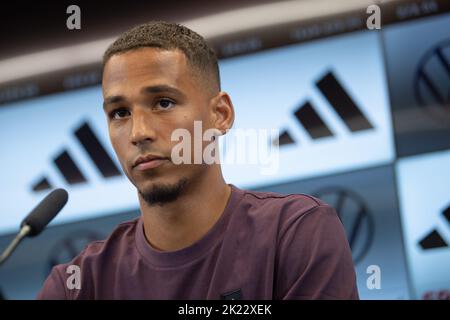 CLASSÉ - 21 septembre 2022, Hessen, Francfort-sur-le-main: Football: Équipe nationale, Allemagne, Ligue des Nations, avant les jeux contre la Hongrie et l'Angleterre, campus du DFB, conférence de presse: Thilo Kehrer parle. Photo: Sebastian Gollnow/dpa - NOTE IMPORTANTE: Conformément aux exigences du DFL Deutsche Fußball Liga et du DFB Deutscher Fußball-Bund, il est interdit d'utiliser ou d'utiliser des photos prises dans le stade et/ou du match sous forme de séquences d'images et/ou de séries de photos de type vidéo. Banque D'Images