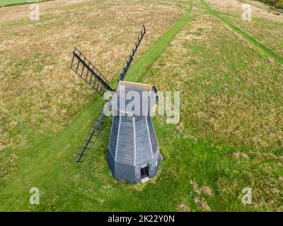 vue aérienne d'un moulin à vent rotingdean ou d'un moulin à balise un moulin à mabous classé de grade 2 construit en 1802 sur la côte est du sussex Banque D'Images