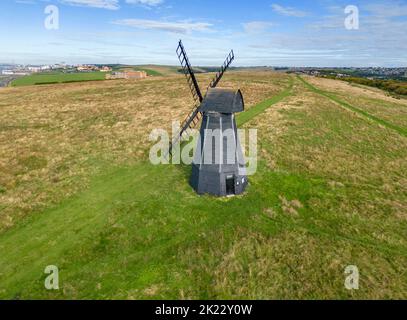 vue aérienne d'un moulin à vent rotingdean ou d'un moulin à balise un moulin à mabous classé de grade 2 construit en 1802 sur la côte est du sussex Banque D'Images