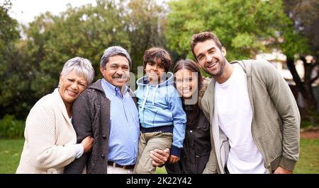 Ils se trésors. Portrait d'une famille debout à l'extérieur. Banque D'Images