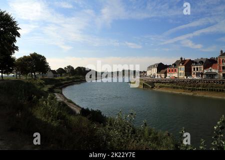 Vue sur la rivière somme et le Quai Blavet depuis le Quai digne Nord, Saint Valery sur somme, somme, Picardie, hauts de France, France Banque D'Images