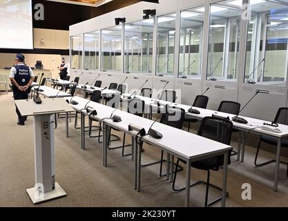 Haren, Bruxelles. 22 septembre 2022, l'illustration montre la salle d'audience représentée lors d'un arrêt sur la liste des témoins pour le procès des attentats de 22 mars 2016, devant le tribunal d'assises de Bruxelles-capitale, jeudi 22 septembre 2022, sur le site de Justitia à Haren, Bruxelles. Sur 22 mars 2016, 32 personnes ont été tuées et 324 ont été blessées lors d'attentats suicide à l'aéroport national de Zaventem et à la station de métro Maalbeek/Maelbeek, qui ont été revendiqués par L'EI (ISIL-ISIS). BELGA PHOTO POOL ERIC LALMAND Banque D'Images