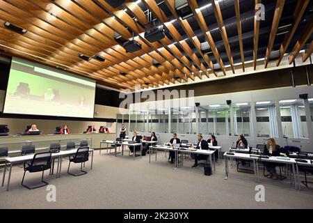 Haren, Bruxelles. 22 septembre 2022, l'illustration montre la salle d'audience représentée lors d'un arrêt sur la liste des témoins pour le procès des attentats de 22 mars 2016, devant le tribunal d'assises de Bruxelles-capitale, jeudi 22 septembre 2022, sur le site de Justitia à Haren, Bruxelles. Sur 22 mars 2016, 32 personnes ont été tuées et 324 ont été blessées lors d'attentats suicide à l'aéroport national de Zaventem et à la station de métro Maalbeek/Maelbeek, qui ont été revendiqués par L'EI (ISIL-ISIS). BELGA PHOTO POOL ERIC LALMAND Banque D'Images