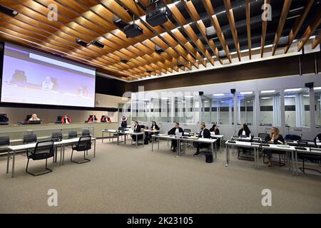 Haren, Bruxelles. 22 septembre 2022, l'illustration montre la salle d'audience représentée lors d'un arrêt sur la liste des témoins pour le procès des attentats de 22 mars 2016, devant le tribunal d'assises de Bruxelles-capitale, jeudi 22 septembre 2022, sur le site de Justitia à Haren, Bruxelles. Sur 22 mars 2016, 32 personnes ont été tuées et 324 ont été blessées lors d'attentats suicide à l'aéroport national de Zaventem et à la station de métro Maalbeek/Maelbeek, qui ont été revendiqués par L'EI (ISIL-ISIS). BELGA PHOTO POOL ERIC LALMAND Banque D'Images