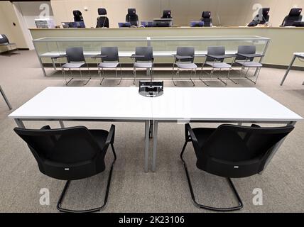 Haren, Bruxelles. 22 septembre 2022, l'illustration montre la salle d'audience représentée lors d'un arrêt sur la liste des témoins pour le procès des attentats de 22 mars 2016, devant le tribunal d'assises de Bruxelles-capitale, jeudi 22 septembre 2022, sur le site de Justitia à Haren, Bruxelles. Sur 22 mars 2016, 32 personnes ont été tuées et 324 ont été blessées lors d'attentats suicide à l'aéroport national de Zaventem et à la station de métro Maalbeek/Maelbeek, qui ont été revendiqués par L'EI (ISIL-ISIS). BELGA PHOTO POOL ERIC LALMAND Banque D'Images