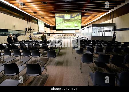 Haren, Bruxelles. 22 septembre 2022, l'illustration montre la salle d'audience représentée lors d'un arrêt sur la liste des témoins pour le procès des attentats de 22 mars 2016, devant le tribunal d'assises de Bruxelles-capitale, jeudi 22 septembre 2022, sur le site de Justitia à Haren, Bruxelles. Sur 22 mars 2016, 32 personnes ont été tuées et 324 ont été blessées lors d'attentats suicide à l'aéroport national de Zaventem et à la station de métro Maalbeek/Maelbeek, qui ont été revendiqués par L'EI (ISIL-ISIS). BELGA PHOTO POOL ERIC LALMAND Banque D'Images