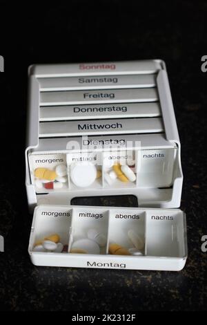 boîte de rangement de pilules allemande pour trier les doses quotidiennes et hebdomadaires de médicaments Banque D'Images