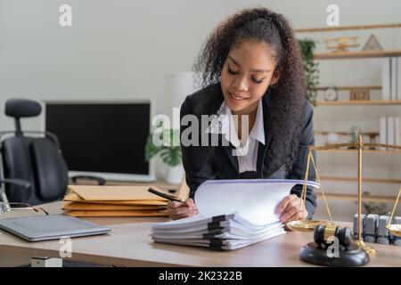 Juge gavel Justice avocats, Business femme en cause ou avocat travaillant sur des documents. Droit juridique, conseil et justice Banque D'Images