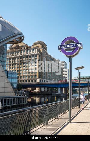 Panneau pour Elizabeth Line à Canary Wharf dans les Docklands de Londres. Banque D'Images